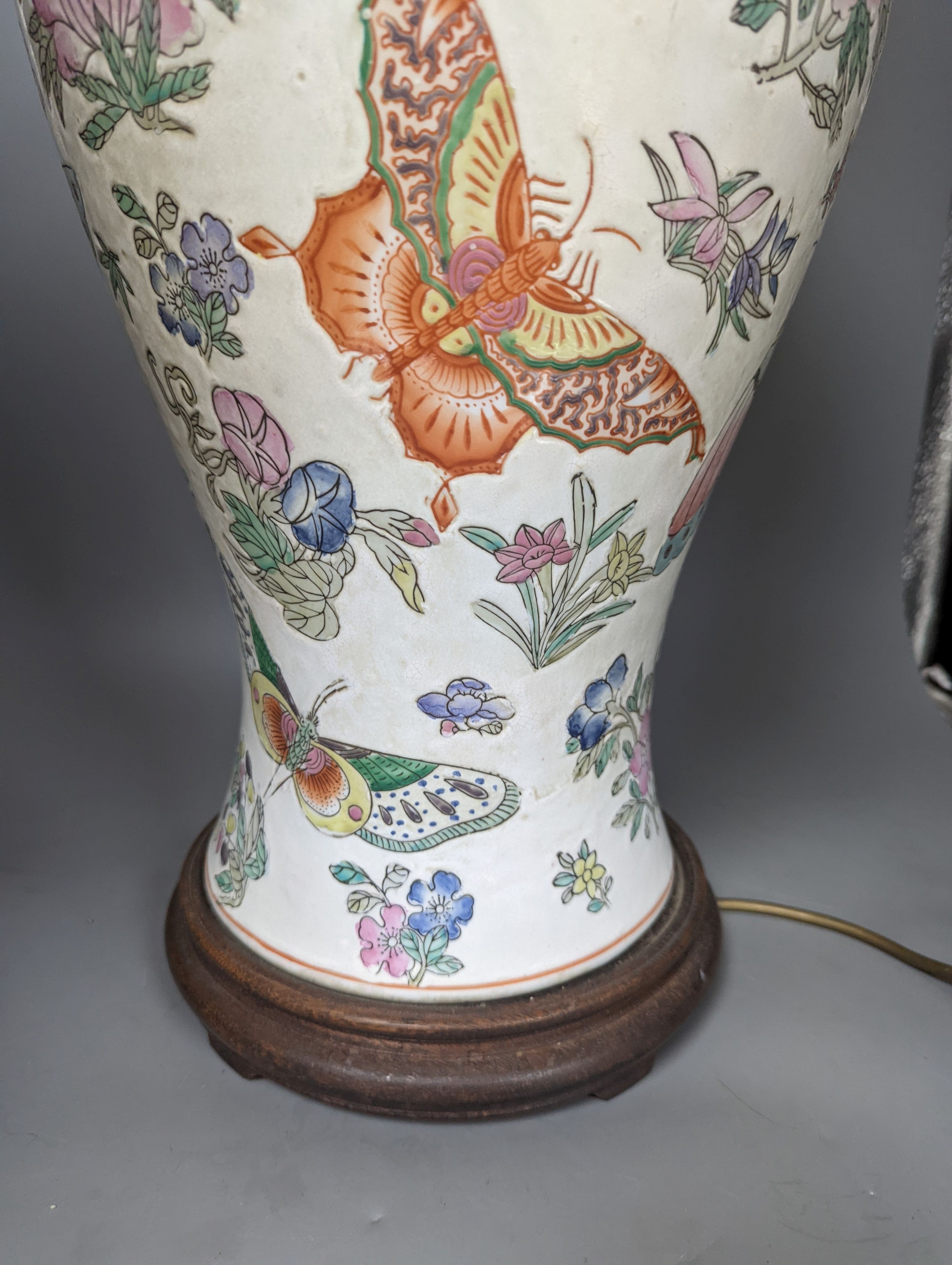 A modern Chinese porcelain table lamp